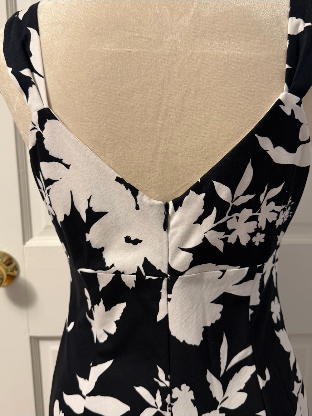 American Living 97% Cotton Black & White Floral V-Neck Sleeveless Dress, Size 6 - Picture 4 of 8